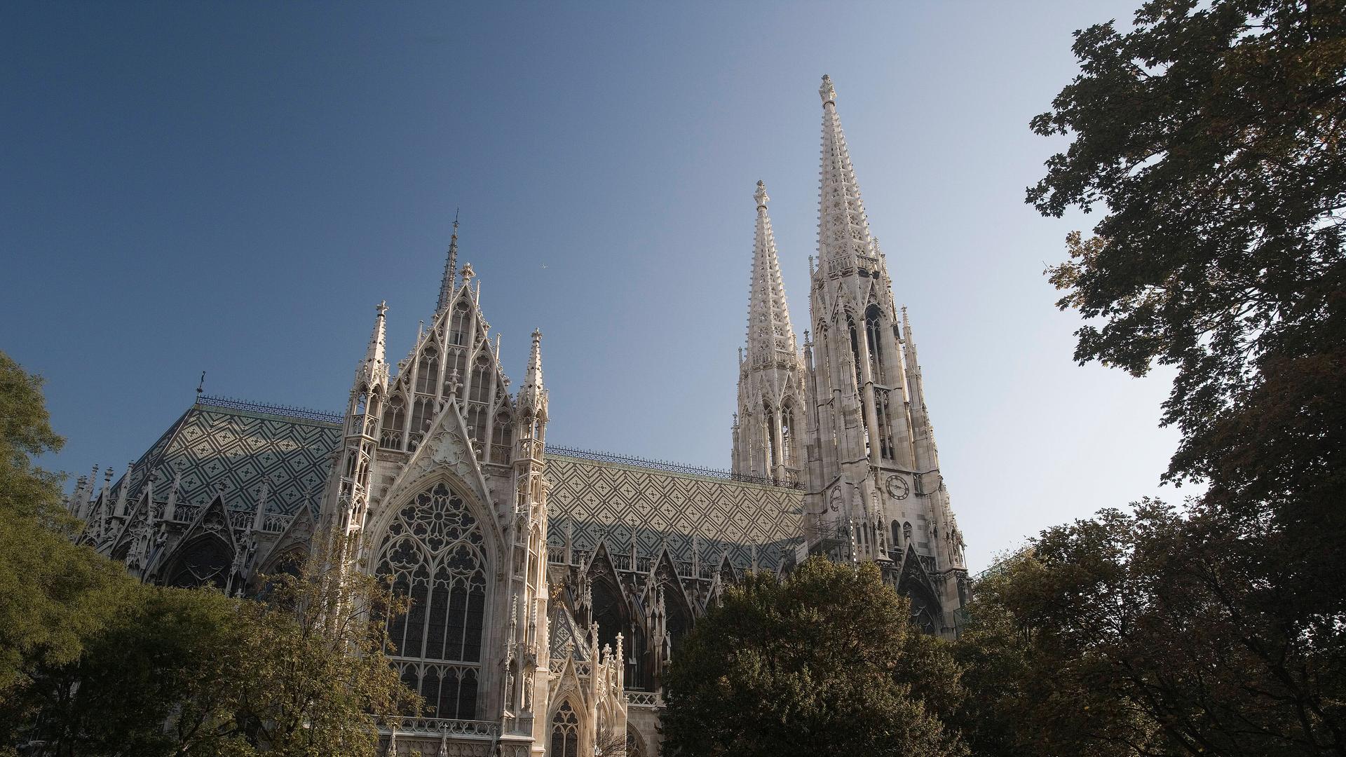 Blick auf die Wiener Votivkirche. Blick auf die Wiener Votivkirche.