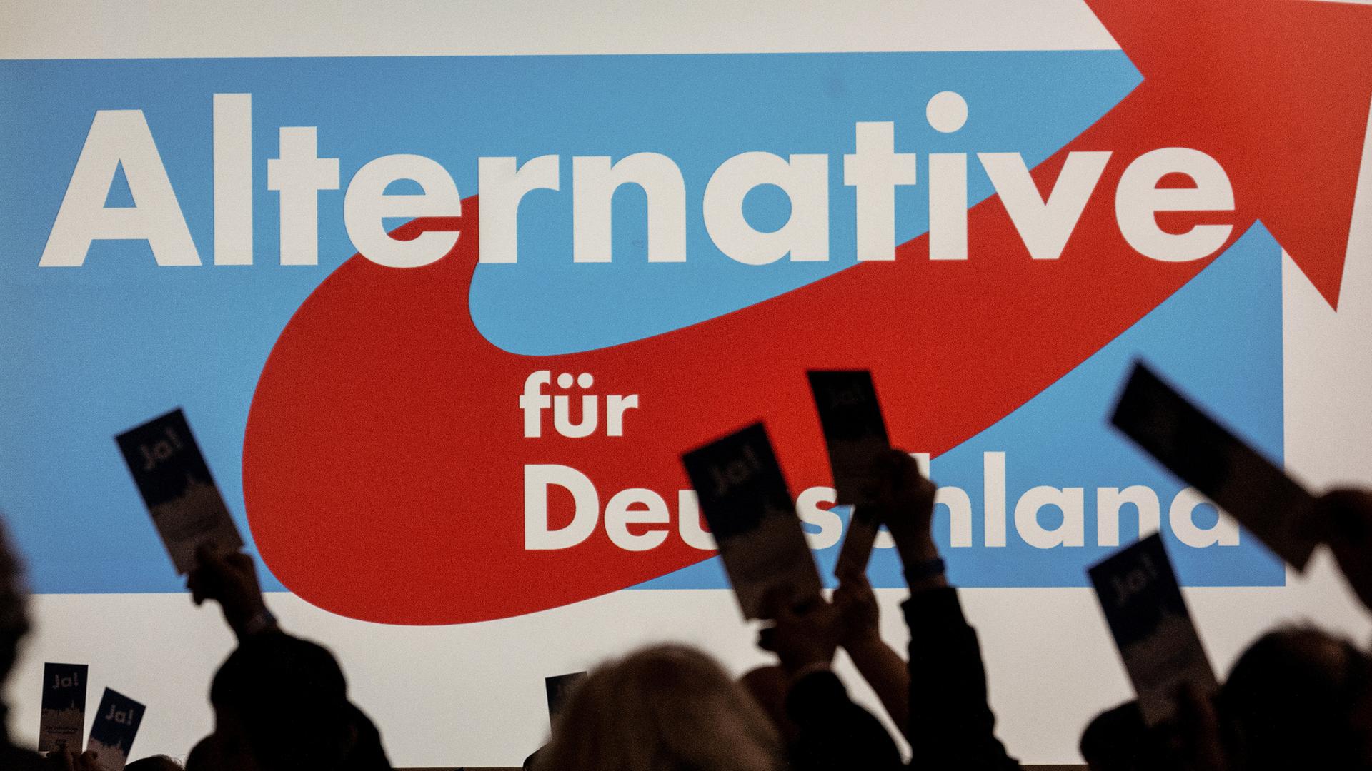 Delegierte halten beim Landesparteitag AfD Hessen ihren Stimmzettel. Die hessische AfD diskutiert an diesem Wochenende ihr Programm zur Landtagswahl am 08.10.2023.