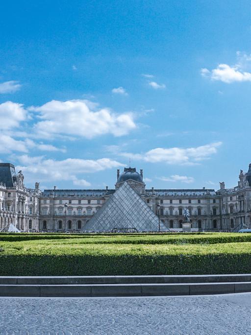 Ist der Direktor des Louvre einem Betrüger aufgesessen? 