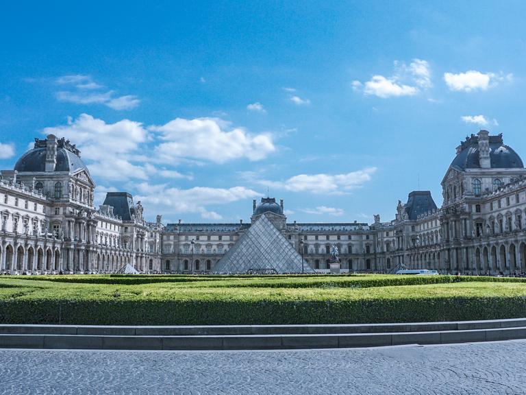 Ist der Direktor des Louvre einem Betrüger aufgesessen? 
