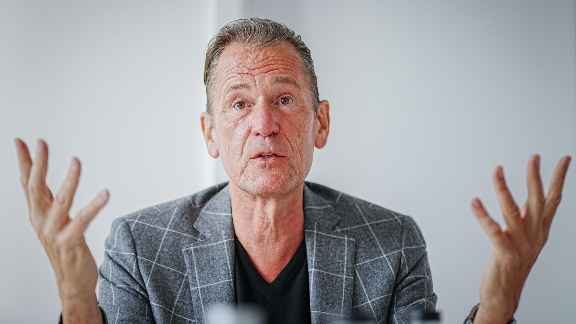 Mathias Döpfner, Vorstandsvorsitzender der Axel Springer SE, spricht in einem Interview mit Journalisten der Deutschen Presse-Agentur. Mathias Döpfner, Vorstandsvorsitzender der Axel Springer SE, spricht in einem Interview mit Journalisten der Deutschen Presse-Agentur.