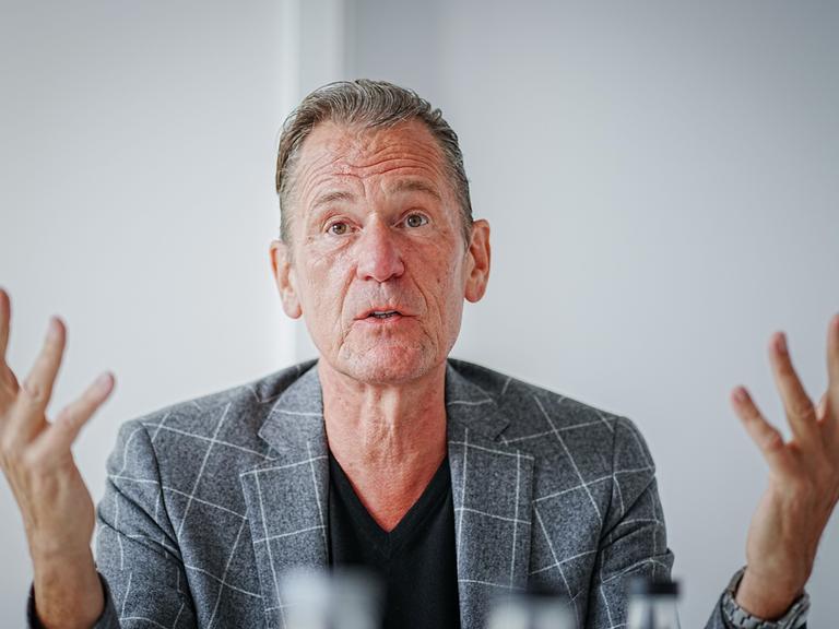 Mathias Döpfner, Vorstandsvorsitzender der Axel Springer SE, spricht in einem Interview mit Journalisten der Deutschen Presse-Agentur.