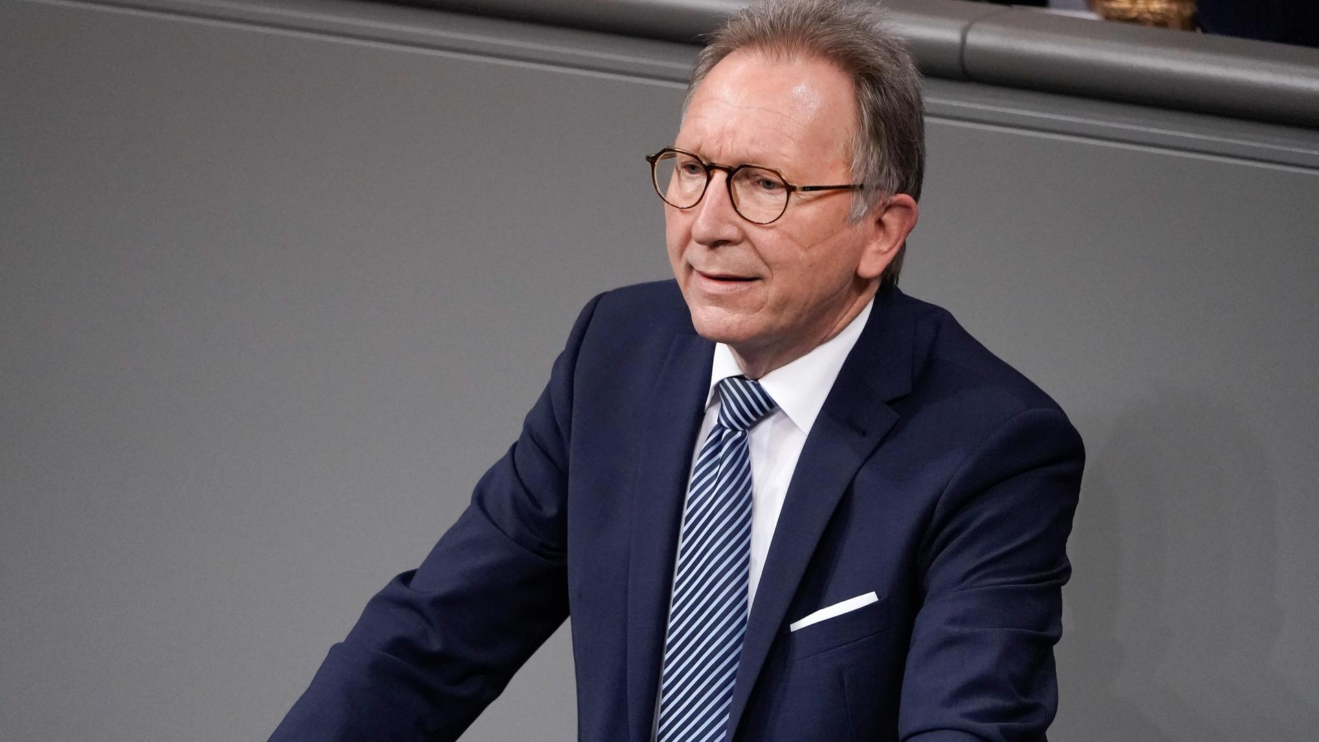 CDU-Gesundheitspolitiker Erwin Rüddel im Januar 2022 bei der Debatte über eine Impfpflicht gegen das Coronavirus