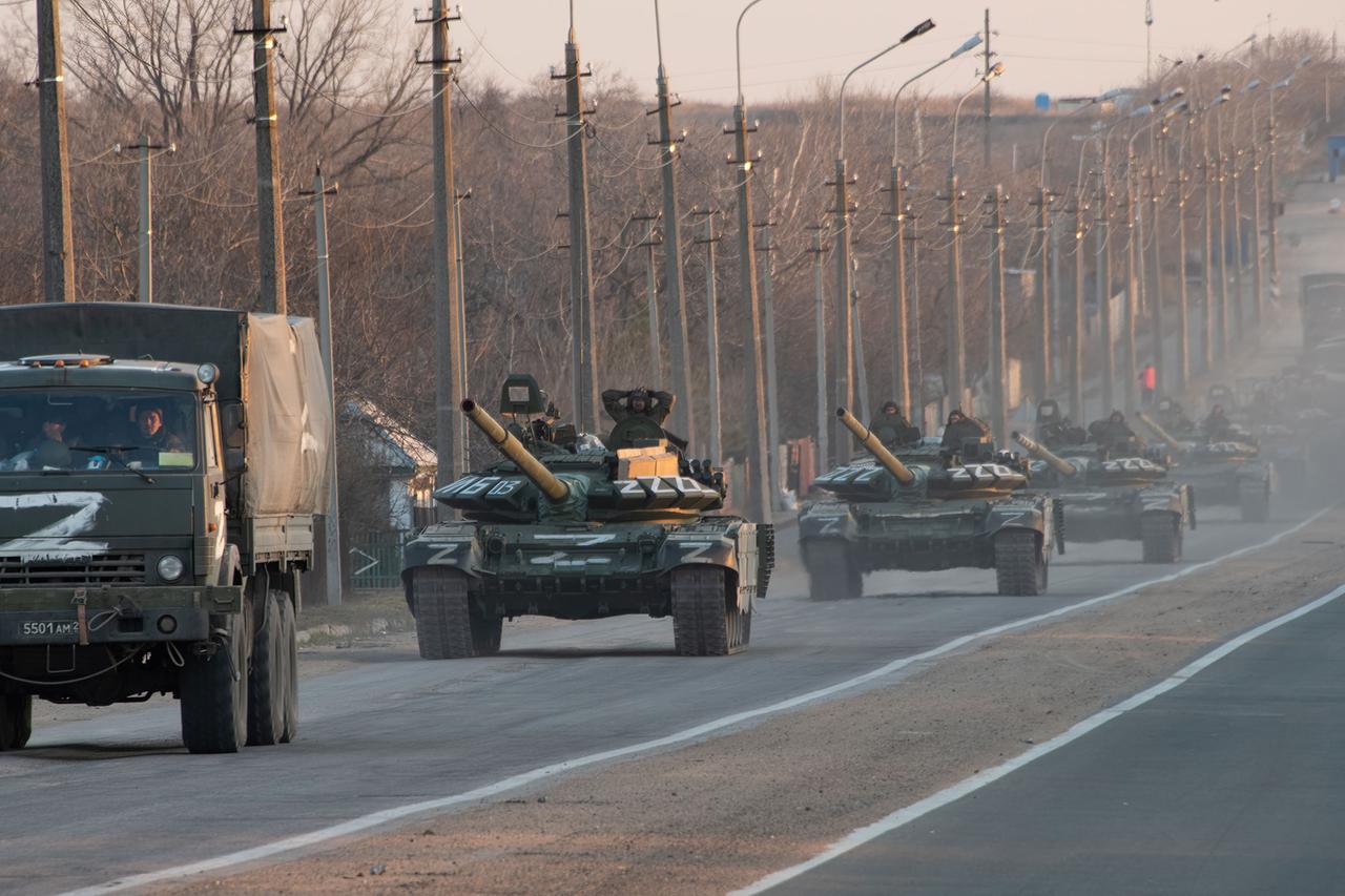 Eine russische Panzerkolonne mit dem aufgemalten Z-Symbol erstreckt sich in die Ferne, während sie auf der Autobahn Mariupol-Donezk in Richtung Norden fährt. Eine russische Panzerkolonne mit dem aufgemalten Z-Symbol erstreckt sich in die Ferne, während sie auf der Autobahn Mariupol-Donezk in Richtung Norden fährt.