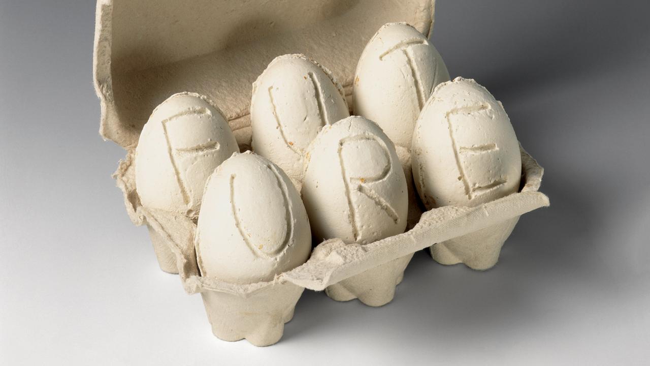 Ein Eierkarton mit Eiern. In diese sind die Buchstaben Future eingraviert.