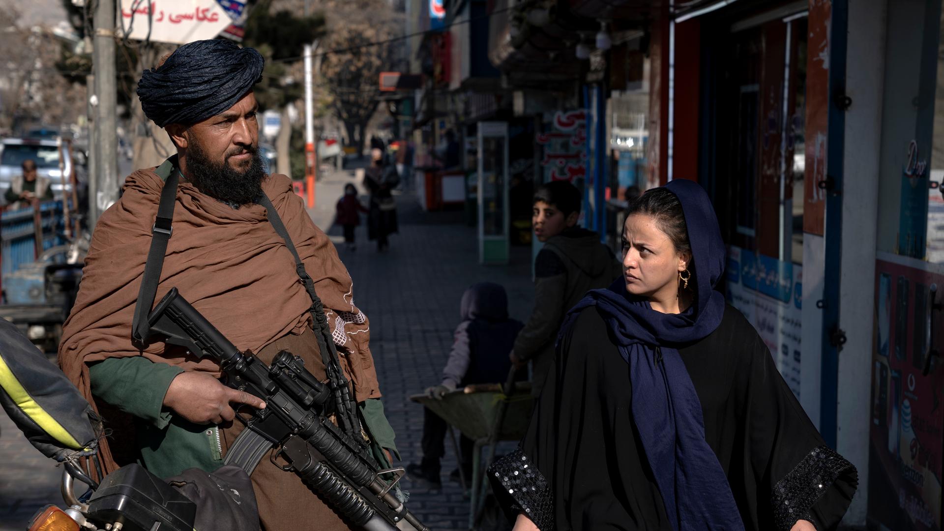 Taliban verbieten Frauen in Afghanistan die Mitarbeit bei NGOs. Taliban verbieten Frauen in Afghanistan die Mitarbeit bei NGOs.