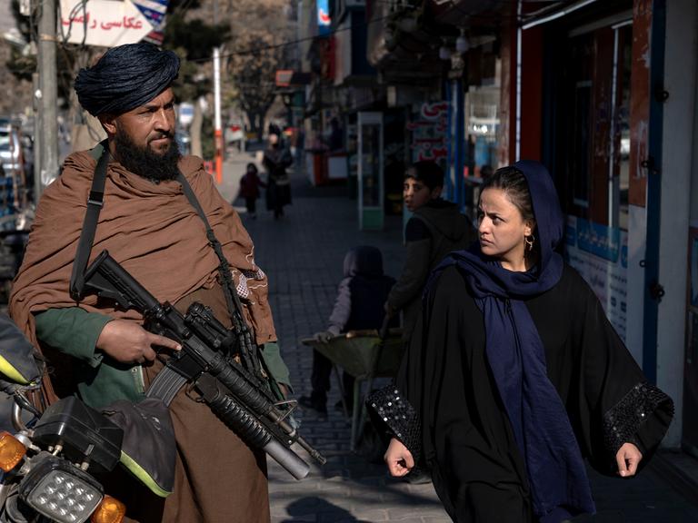 Taliban verbieten Frauen in Afghanistan die Mitarbeit bei NGOs.