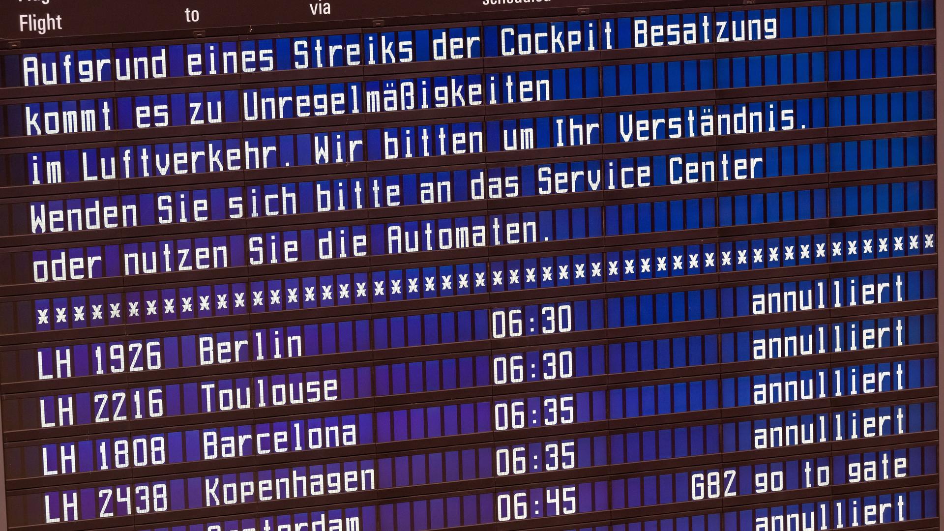 München: An einer Anzeigentafel am Flughafen wird darauf hingewiesen, dass es durch den Streik zu Unregelmäßigkeiten im Luftverkehr kommt. München: An einer Anzeigentafel am Flughafen wird darauf hingewiesen, dass es durch den Streik zu Unregelmäßigkeiten im Luftverkehr kommt.