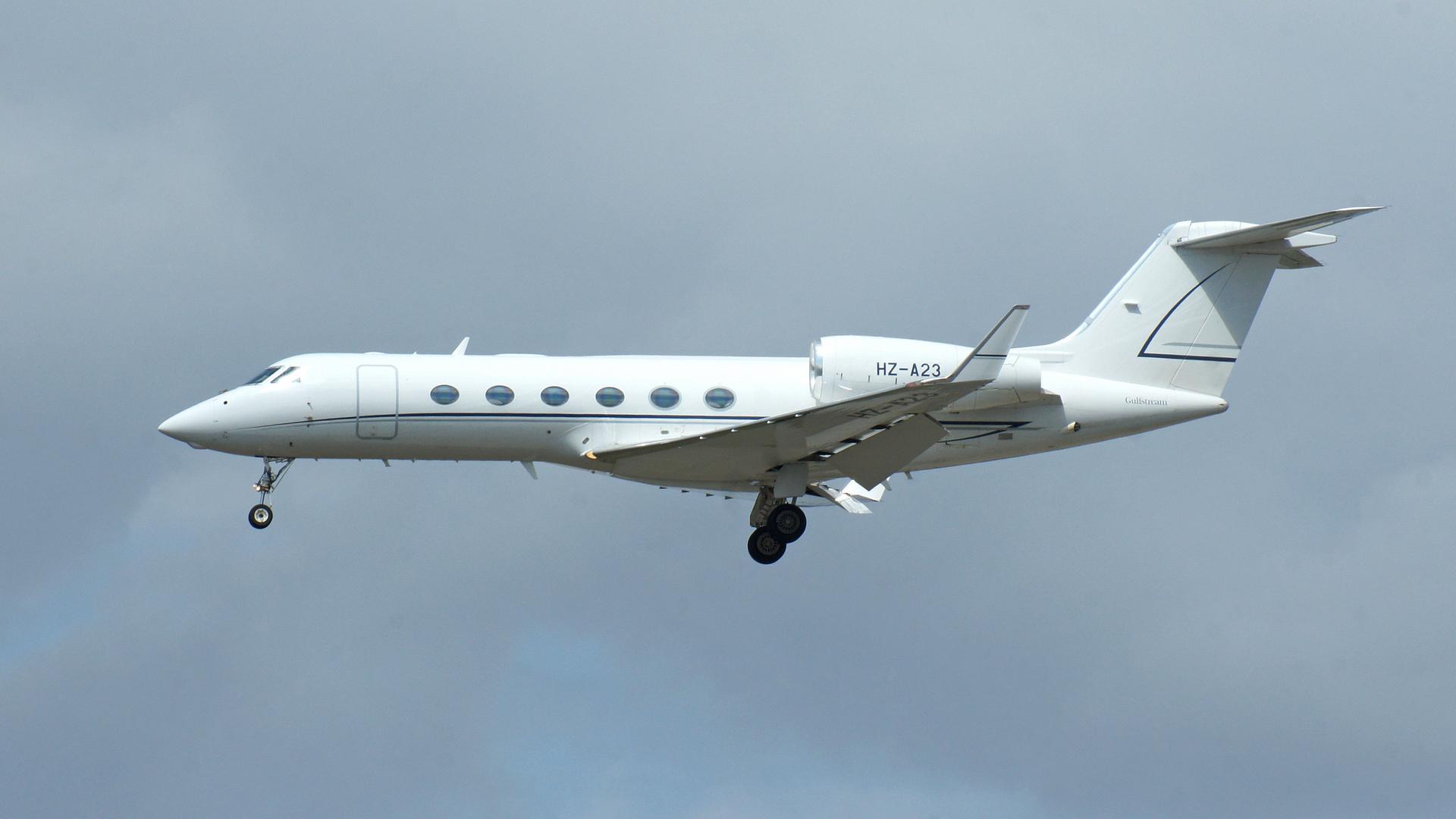 Ein Privatjet im Landeanflug auf den Flughafen Frankfurt am Main. Ein Privatjet im Landeanflug auf den Flughafen Frankfurt am Main.