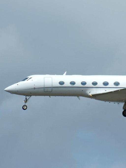 Ein Privatjet im Landeanflug auf den Flughafen Frankfurt am Main. 