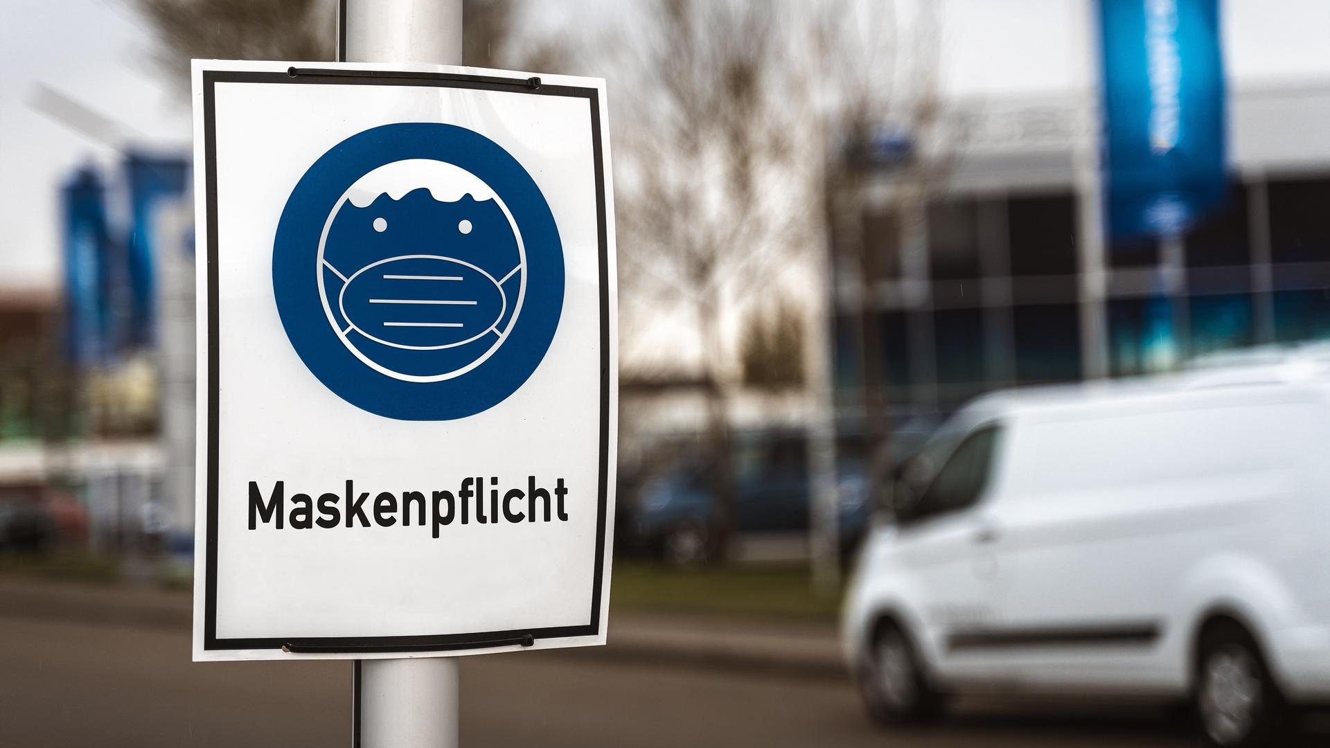 Schild mit der Aufschrift Maskenpflicht, Hinweis für die Pflicht zum Tragen einer medizinischen Schutzmaske. Schild mit der Aufschrift Maskenpflicht, Hinweis für die Pflicht zum Tragen einer medizinischen Schutzmaske.