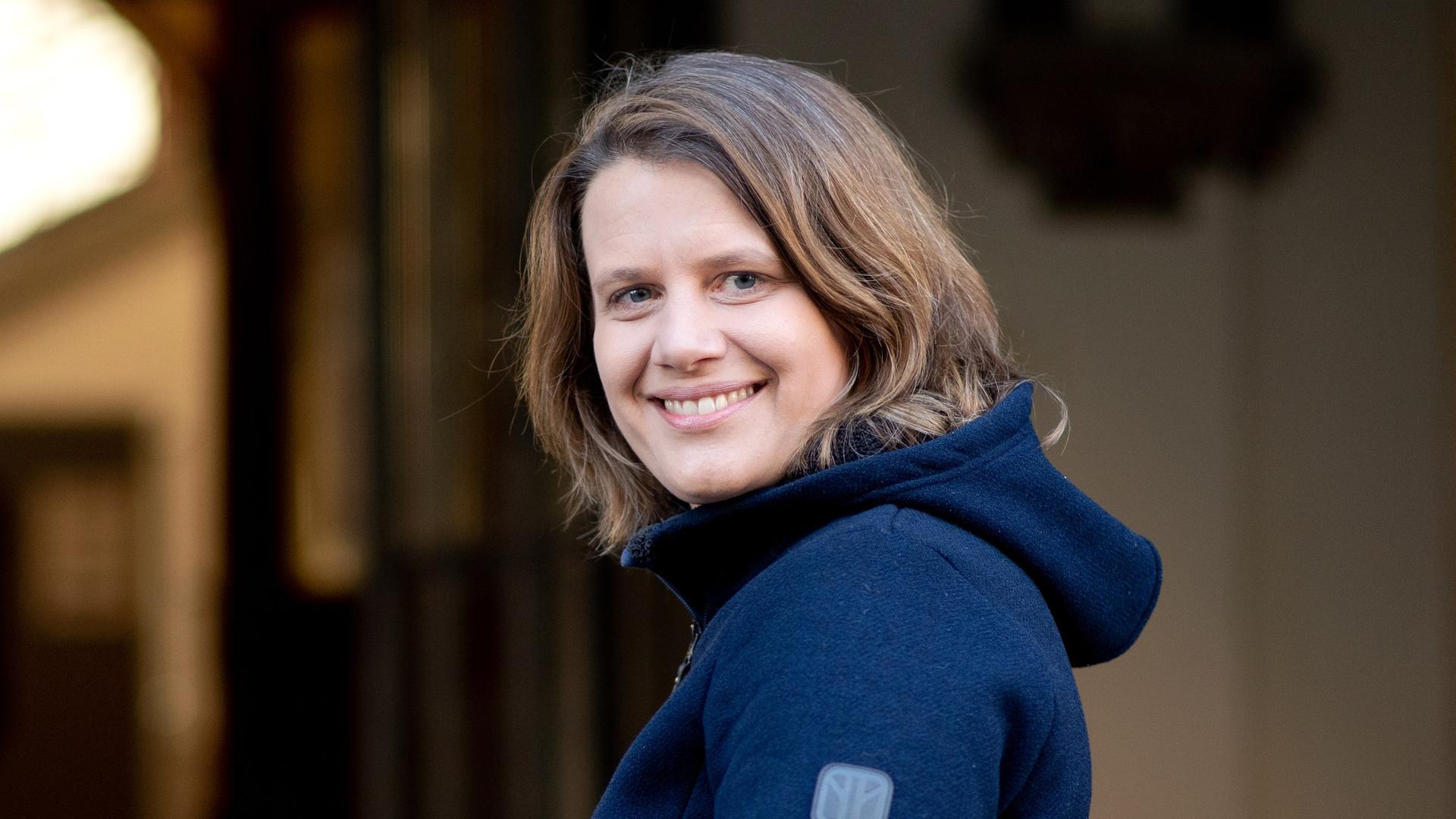 Julia Willie Hamburg, Spitzenkandidatin der Grünen, kommt zur Stimmabgabe für die Landtagswahl in Niedersachsen in die Lutherschule in der Nordstadt.