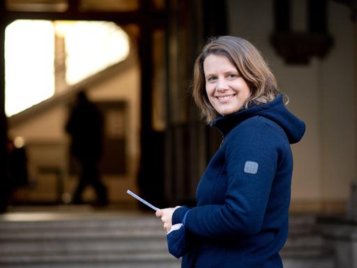Julia Willie Hamburg, Spitzenkandidatin der Grünen, kommt zur Stimmabgabe für die Landtagswahl in Niedersachsen in die Lutherschule in der Nordstadt.