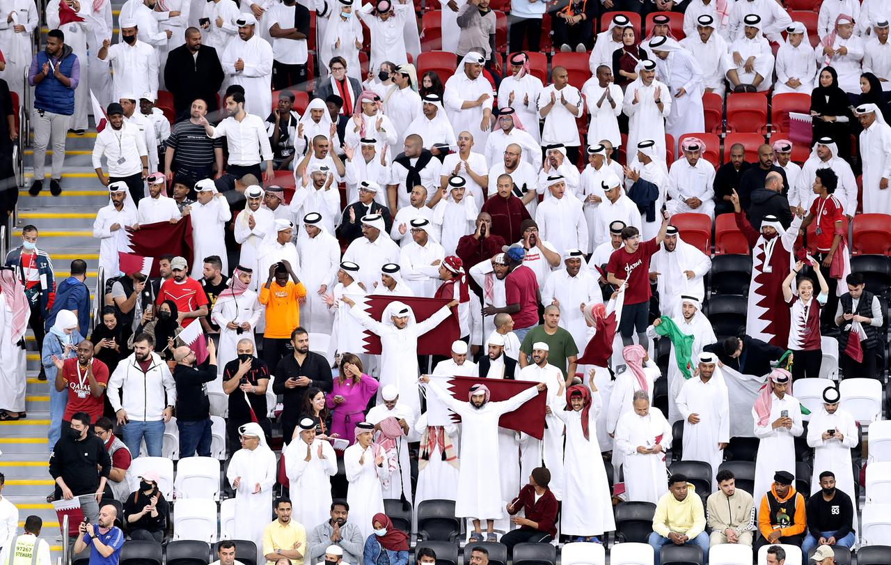 Weibliche und männliche Fans auf der Tribüne des Al Bayt Stadions