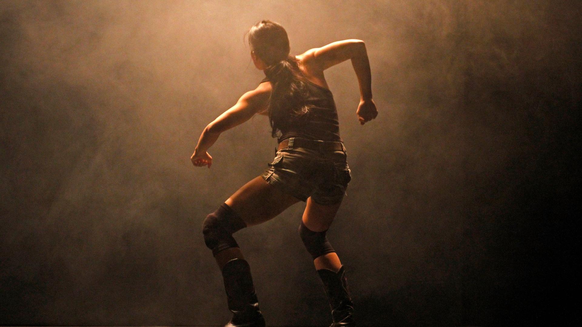 Die Choreographin und bildende Künstlerin Eisa Jocson, hier bei einer früheren Performance im Hebbel am Ufer in Berlin Die Choreographin und bildende Künstlerin Eisa Jocson, hier bei einer früheren Performance im Hebbel am Ufer in Berlin