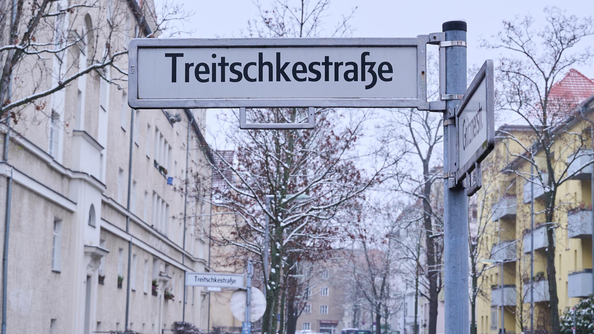 Treitschkestraße steht auf einem Straßenschild in Berlin. Treitschkestraße steht auf einem Straßenschild in Berlin.