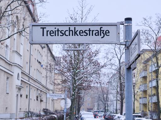 Treitschkestraße steht auf einem Straßenschild in Berlin.