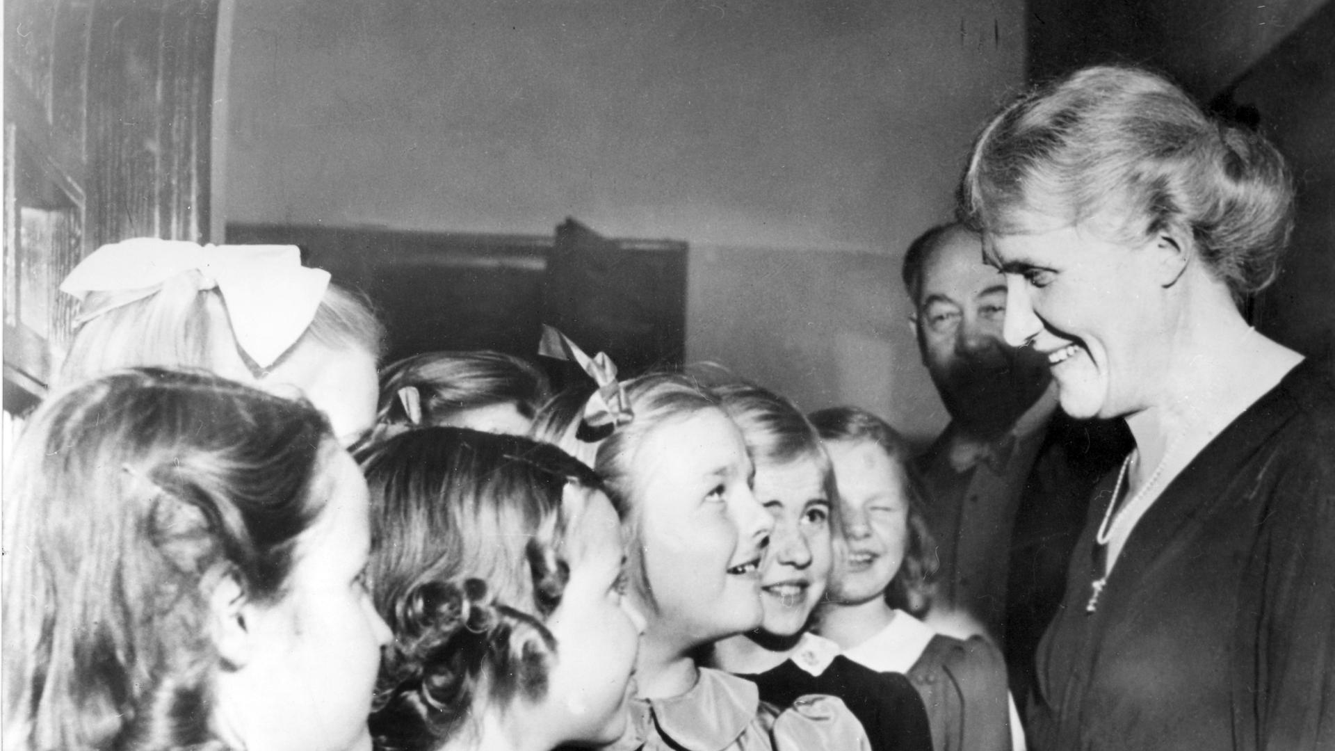 Elsa Brändström, bekannt als "Der Engel von Sibirien" hier bei einem Besuch des Kinderchors der Stockholmer Volksschulen im Jahr 1945. Elsa Brändström, bekannt als "Der Engel von Sibirien" hier bei einem Besuch des Kinderchors der Stockholmer Volksschulen im Jahr 1945.