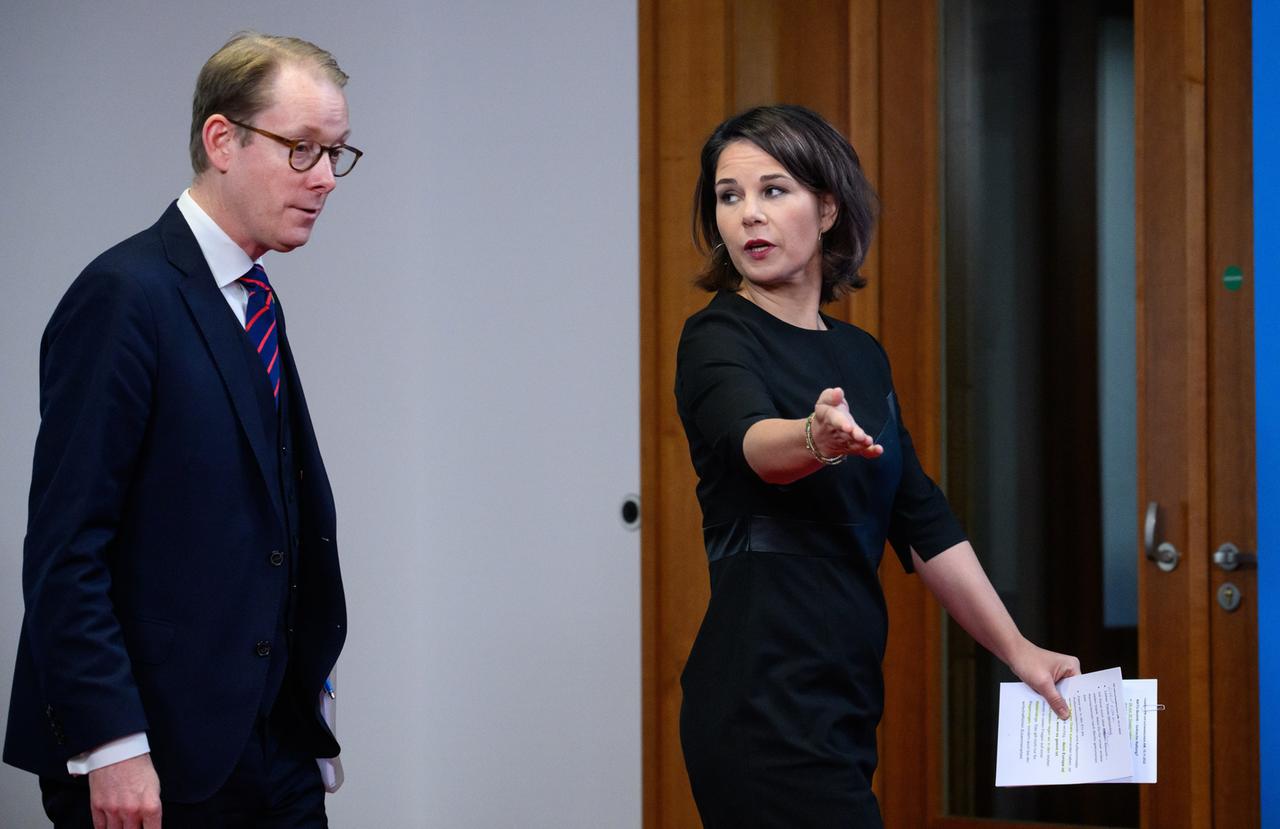 Annalena Baerbock (r, Bündnis 90/Die Grünen), AuÃenministerin, und Tobias Billström, Außenminister von Schweden, kommen zu einer Pressekonferenz nach ihrem Gespräch im Auswärtigen Amt. Annalena Baerbock (r, Bündnis 90/Die Grünen), AuÃenministerin, und Tobias Billström, Außenminister von Schweden, kommen zu einer Pressekonferenz nach ihrem Gespräch im Auswärtigen Amt.