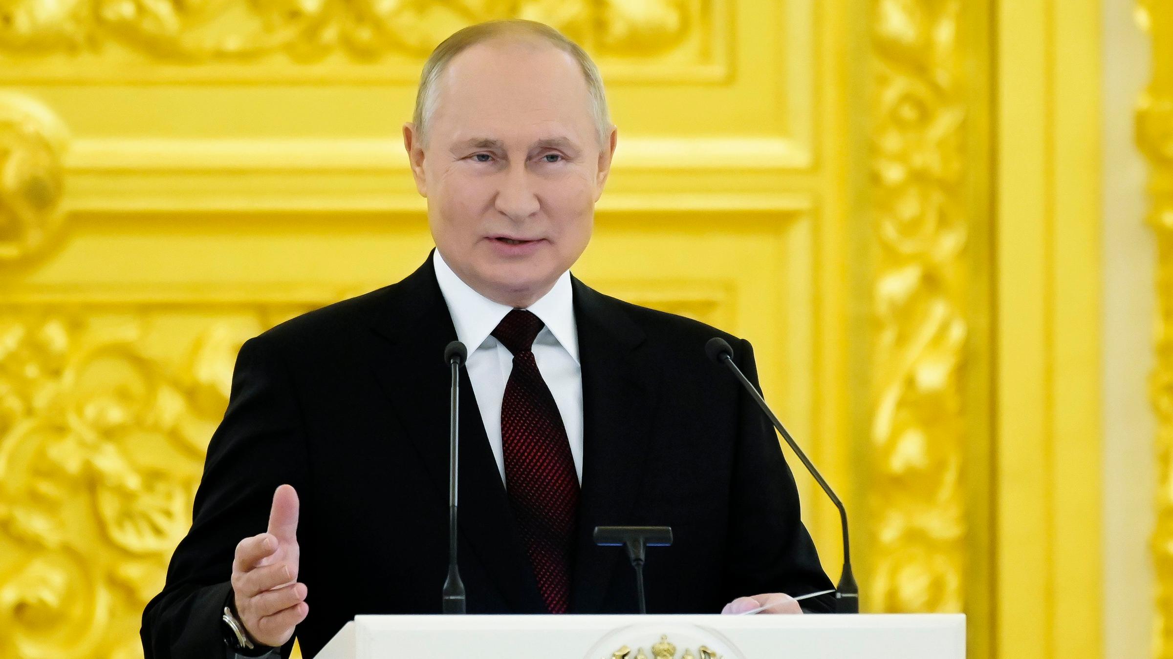 Moskau: Der russische Präsident Putin spricht im Kreml. 