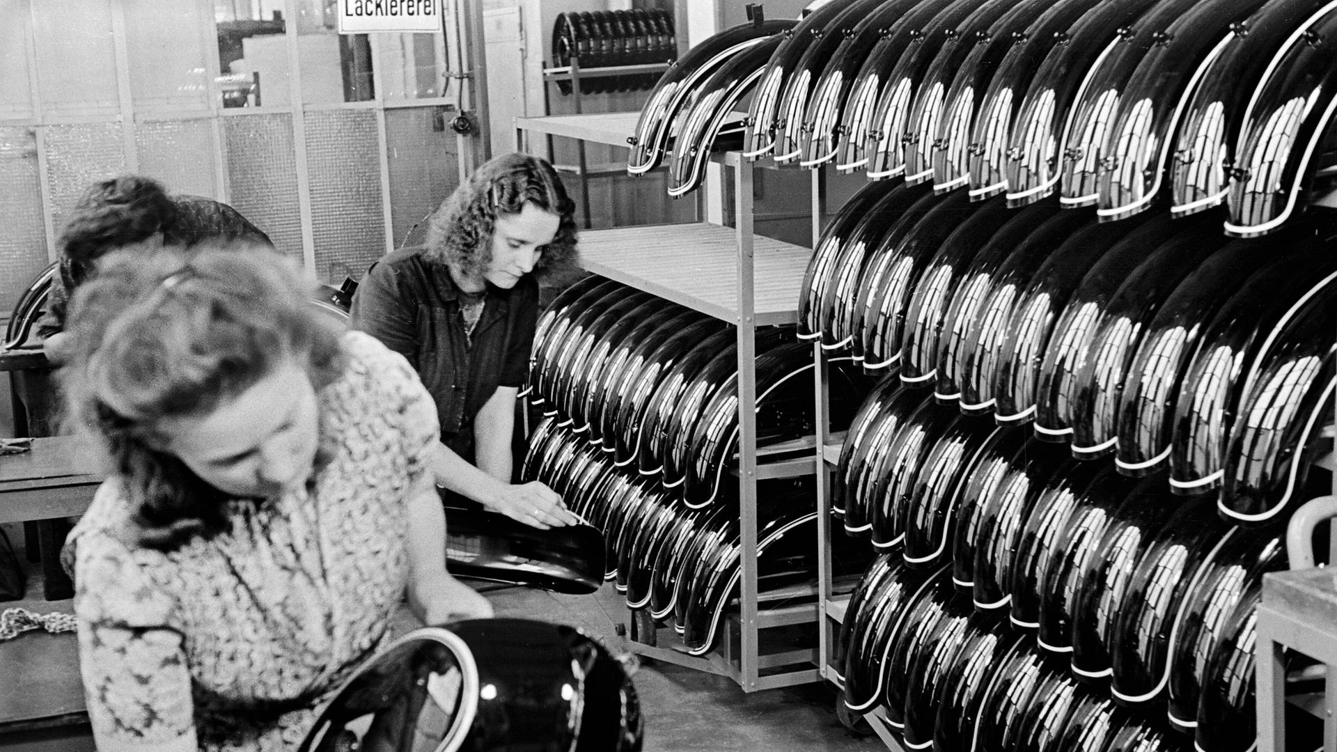 Herstellung des BMW-Motorrads R 25 im BMW-Werk München - fotografiert am 04.09.1949 Herstellung des BMW-Motorrads R 25 im BMW-Werk München - fotografiert am 04.09.1949