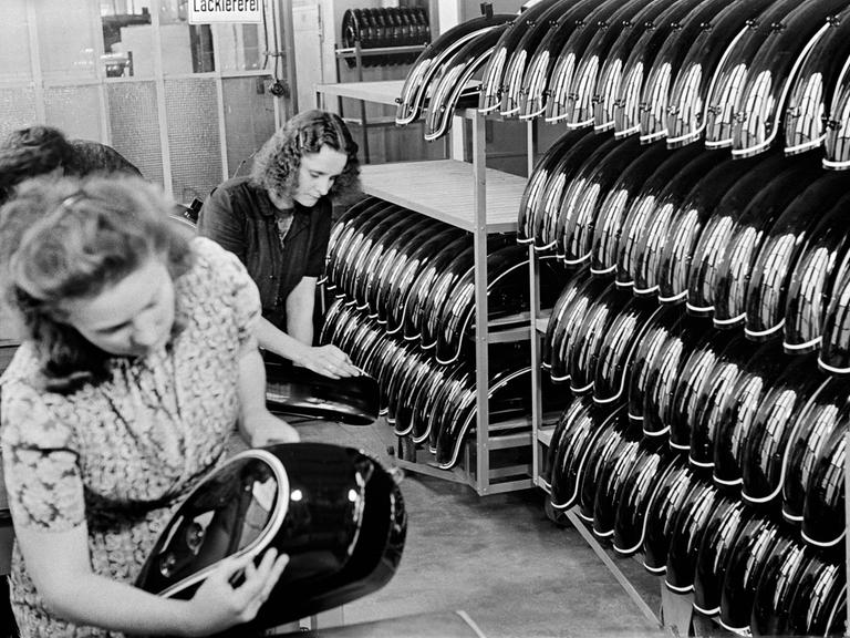 Herstellung des BMW-Motorrads R 25 im BMW-Werk München -  fotografiert am 04.09.1949 