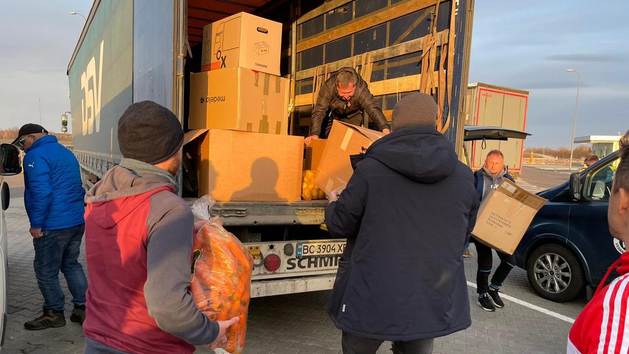 Mit Lebensmitteln, Jacken, Taschenlampen und anderen Waren unterstützt der Stadtsporbund Cottbus Flüchtlinge im polnisch-ukrainischen Grenzgebiet. Mit Lebensmitteln, Jacken, Taschenlampen und anderen Waren unterstützt der Stadtsporbund Cottbus Flüchtlinge im polnisch-ukrainischen Grenzgebiet.