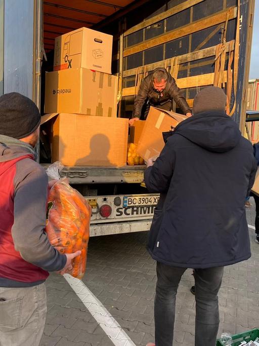 Mit Lebensmitteln, Jacken, Taschenlampen und anderen Waren unterstützt der Stadtsporbund Cottbus Flüchtlinge im polnisch-ukrainischen Grenzgebiet.