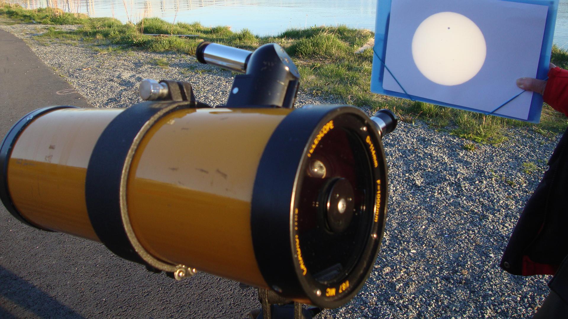 6. Juni 2012 in Tromsø: Die Venus erscheint beim Transit als schwarzer Punkt auf der projizierten Sonnenscheibe. 6. Juni 2012 in Tromsø: Die Venus erscheint beim Transit als schwarzer Punkt auf der projizierten Sonnenscheibe.