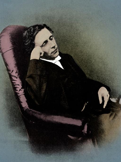 Nachkolorierte Portraitaufnahme von Lewis Carroll (27. Januar 1832 - 14.Januar 1898) Gedanken verloren in einem Sessel sitzend mit der rechten Hand an der Schläfe.