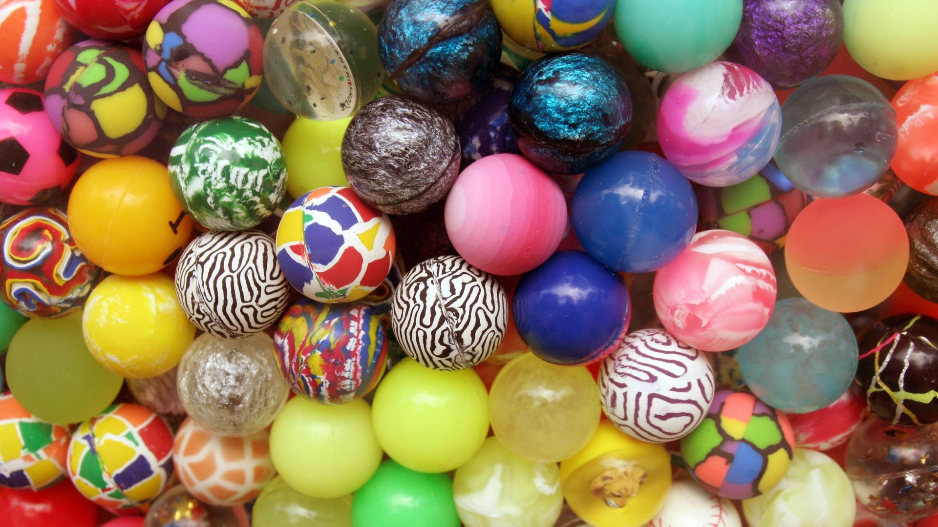Viele bunte Flummis auf einem Haufen. Viele bunte Flummis auf einem Haufen.