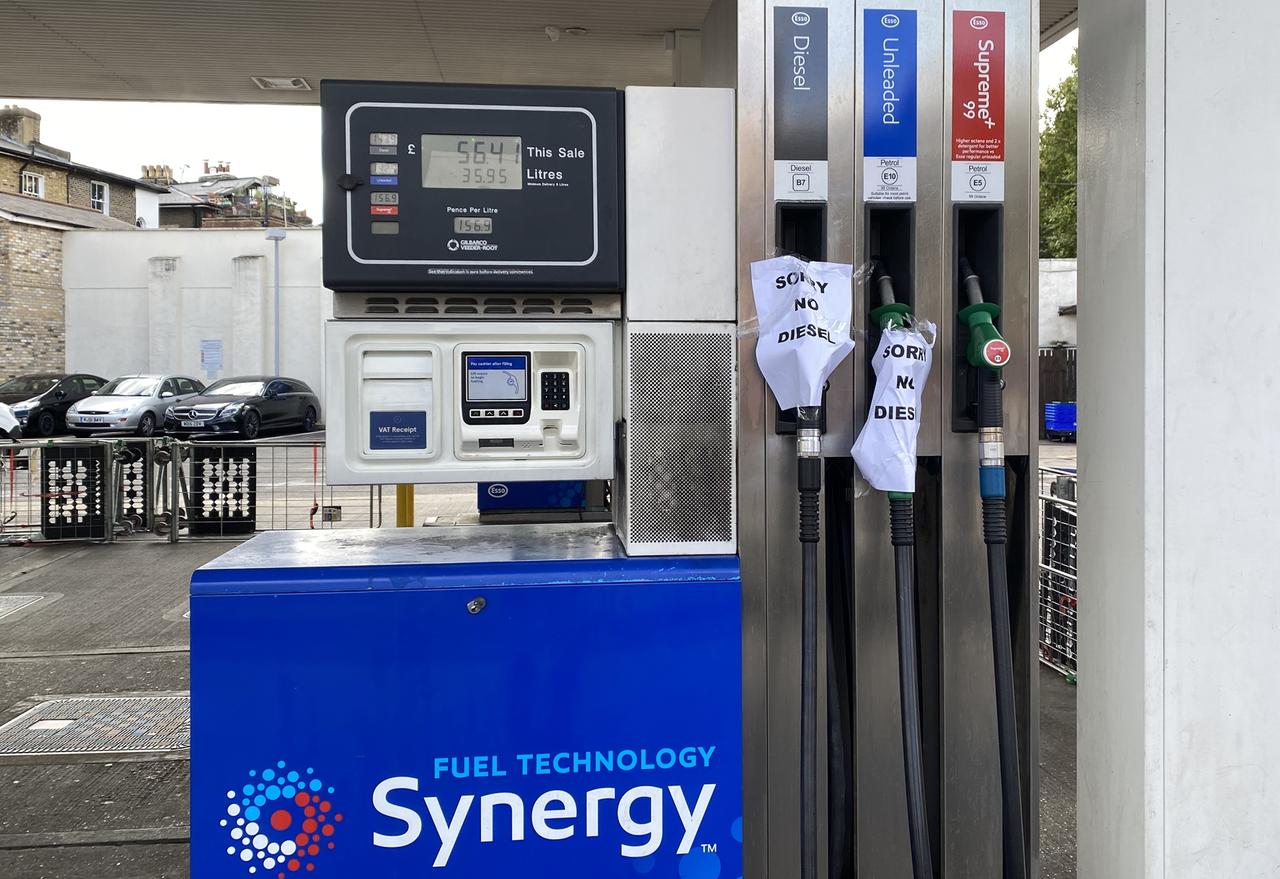 Tankstelle in Großbritannien: An einigen Zapfsäulen sind Hinweise, dass sie außer Betrieb sind. Tankstelle in Großbritannien: An einigen Zapfsäulen sind Hinweise, dass sie außer Betrieb sind.