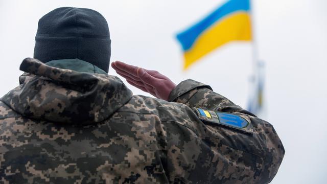 Ein ukrainischer Soldat salutiert.
