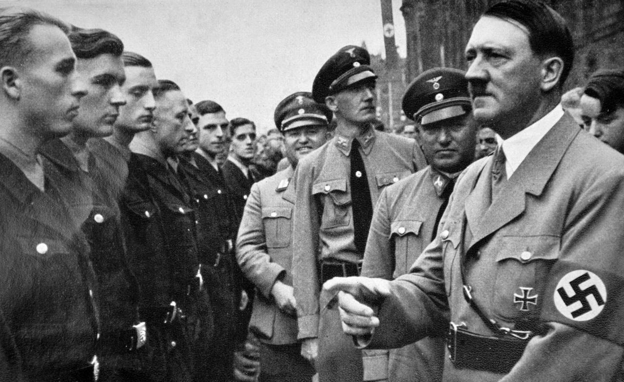 Adolf Hitler und Robert Ley begrüßen uniformierte junge Mitglieder der Deutschen Arbeitsfront, 1935 