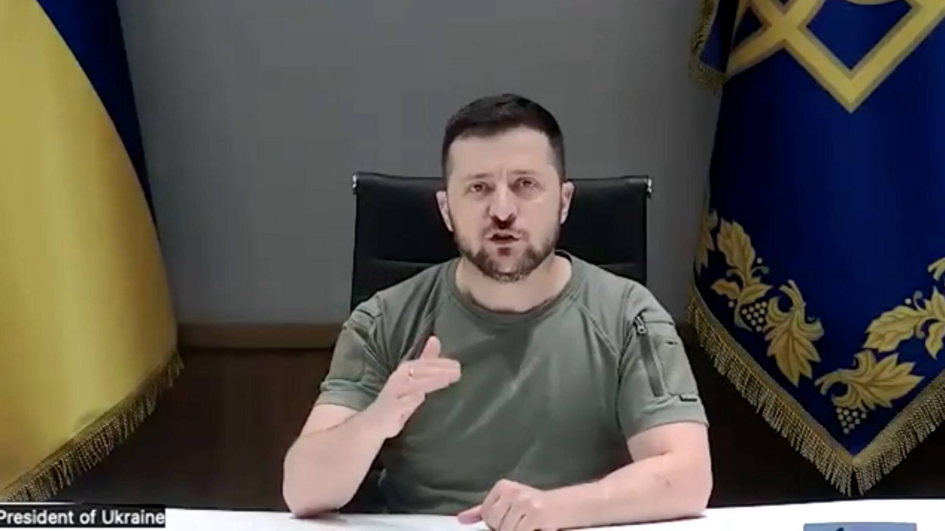 Der ukrainische Präsident Wolodymyr Selenskiy bei einer seiner täglichen Videoansprachen. Der ukrainische Präsident Wolodymyr Selenskiy bei einer seiner täglichen Videoansprachen.