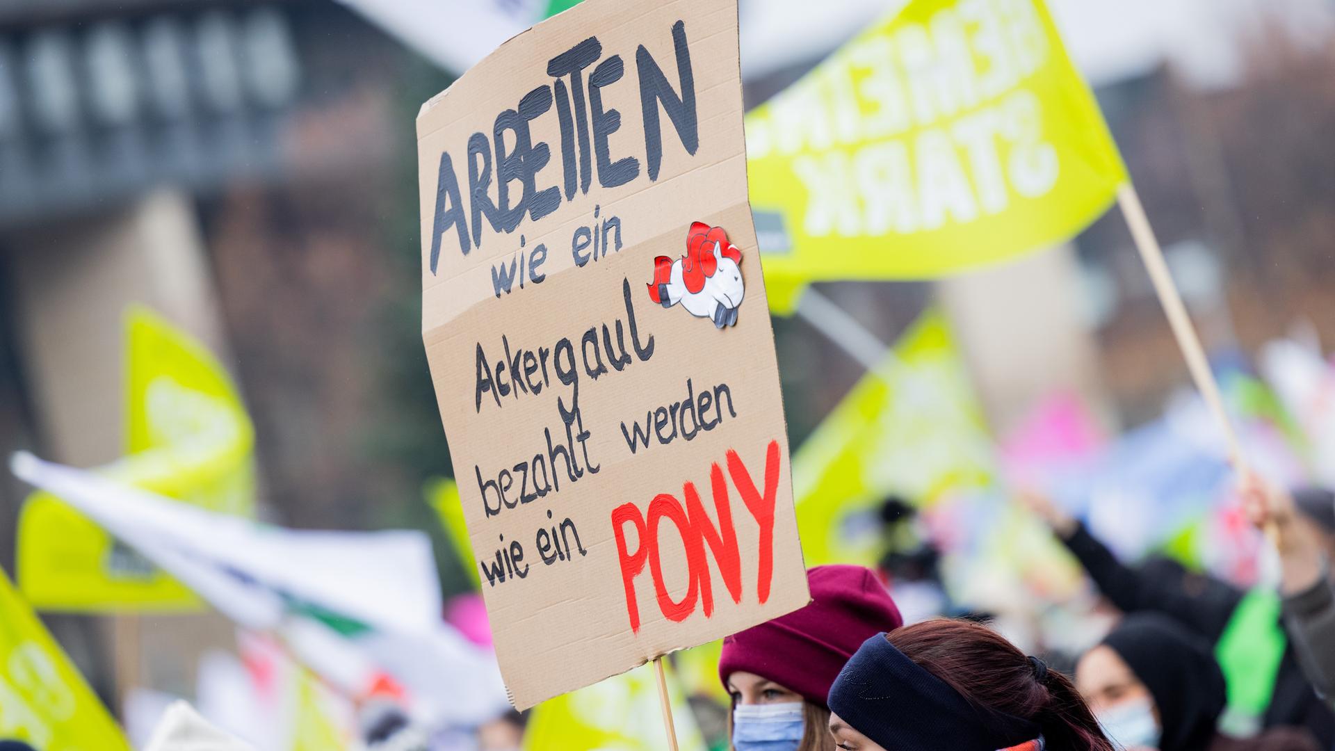 Menschen nehmen an einer Demonstration vor dem Düsseldorfer Landtag teil. Menschen nehmen an einer Demonstration vor dem Düsseldorfer Landtag teil.