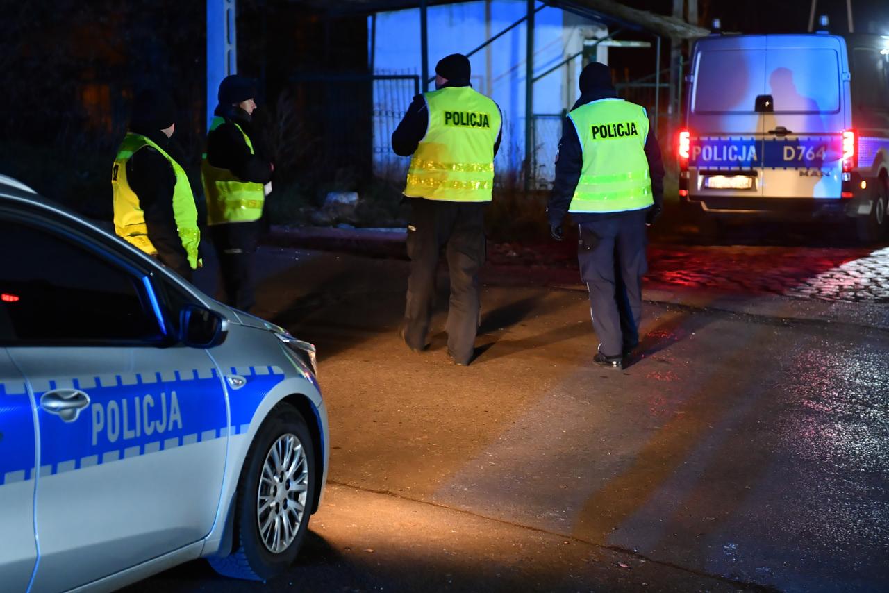 Polnische Polizisten patrouillieren im Dorf Przewodow - nach einer Explosion mit zwei Toten in einem Dorf im Grenzgebiet zur Ukraine hat Polen einen Teil seiner Streitkräfte in erhöhte Bereitschaft versetzt. 