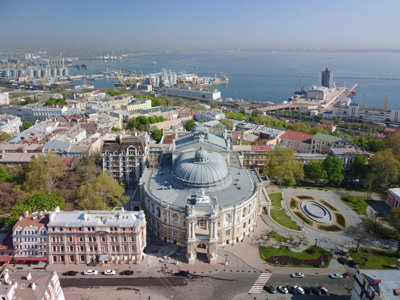 Ein Blick von der Luft aus zeigt das historische Opernhaus von Odessa und gibt den Blick zum Hafen frei.