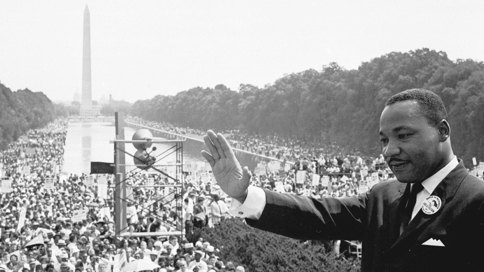 Martin Luther King steht vor einer Menschenmenge am Lincoln Memorial in Washington in den USA. Martin Luther King steht vor einer Menschenmenge am Lincoln Memorial in Washington in den USA.