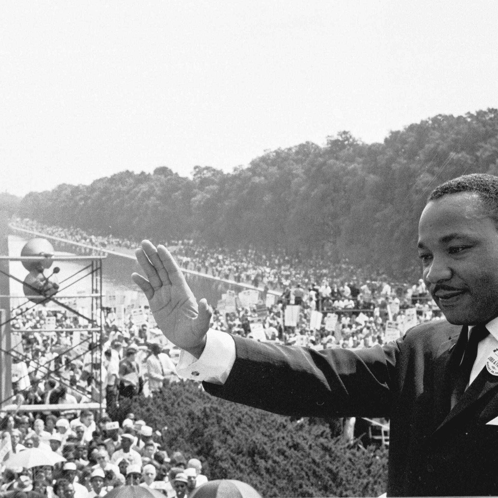 Martin Luther King steht vor einer Menschenmenge am Lincoln Memorial in Washington in den USA.