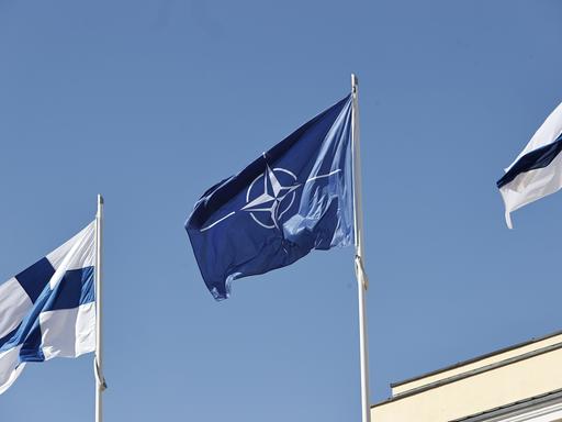Die Flaggen Finnlands und der NATO wehen vor dem Außenministerium in Helsinki. 