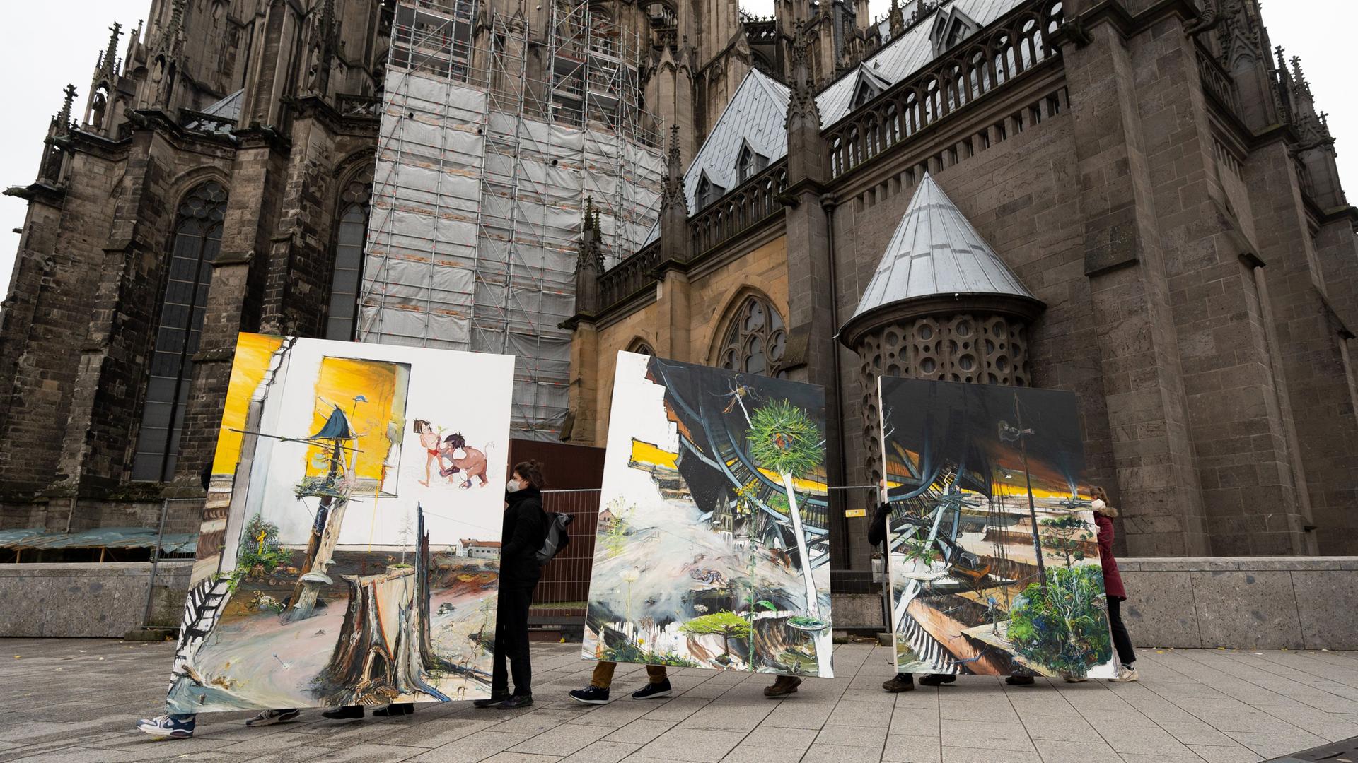 Bilder stehen auf der Straße vor einer Kirche. Bilder stehen auf der Straße vor einer Kirche.