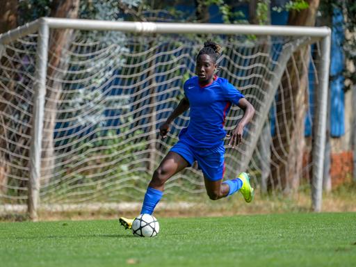 Fußballerin Barbra Banda aus Sambia dribbelt mit einem Fußball.
