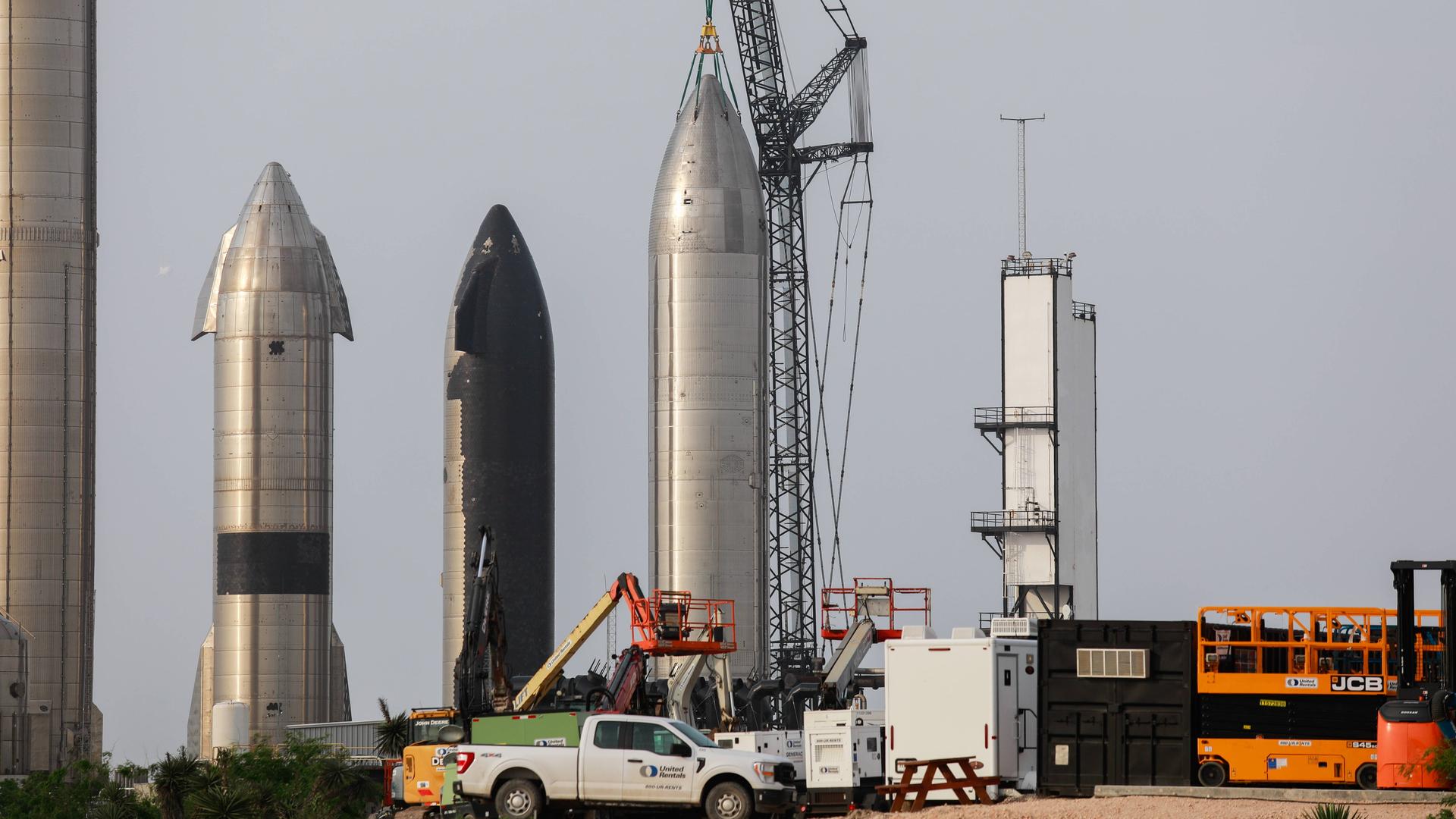 Ein möglicher HLS-Prototyp für den Mond ist an einem Kran neben anderen Raumschiff-Prototypen auf dem Raketenlagerplatz von SpaceX an der Remedios Ave in der Produktionsstätte in Brownsville, Texas, am 4. April 2023 zu sehen. 