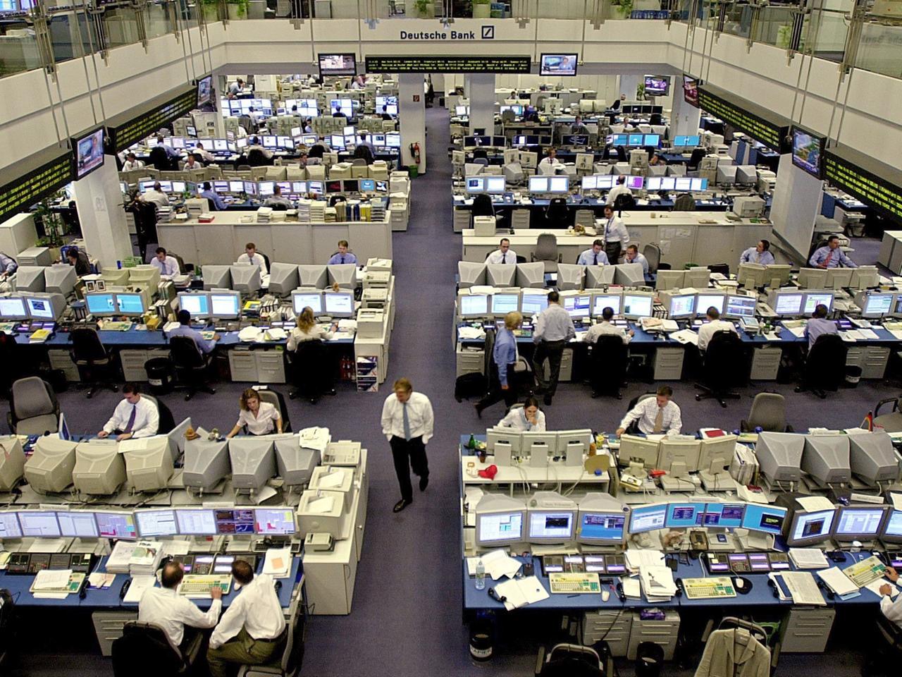 Bankkaufmänner an ihren Computerarbeitsplätzen des Großraumbüros im Händlerraum der Deutschen Bank in Frankfurt am Main, aufgenommen am 20.8.2003.