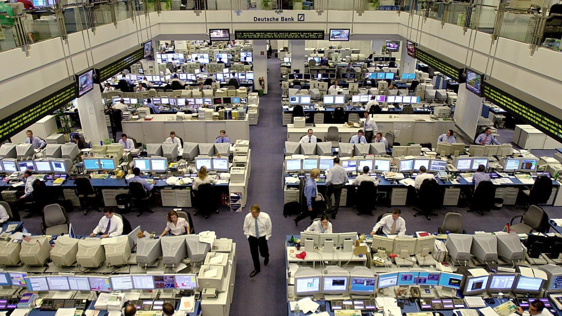 Bankkaufmänner an ihren Computerarbeitsplätzen des Großraumbüros im Händlerraum der Deutschen Bank in Frankfurt am Main, aufgenommen am 20.8.2003. Bankkaufmänner an ihren Computerarbeitsplätzen des Großraumbüros im Händlerraum der Deutschen Bank in Frankfurt am Main, aufgenommen am 20.8.2003.