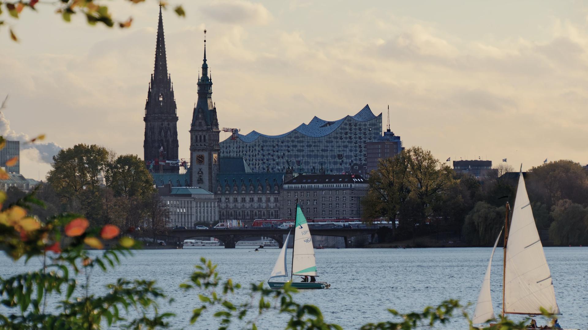 Blick über das Wasser Richtung Hamburg lassen unter anderem das Rathaus und die Elbphilharmonie erkennen. Blick über das Wasser Richtung Hamburg lassen unter anderem das Rathaus und die Elbphilharmonie erkennen.