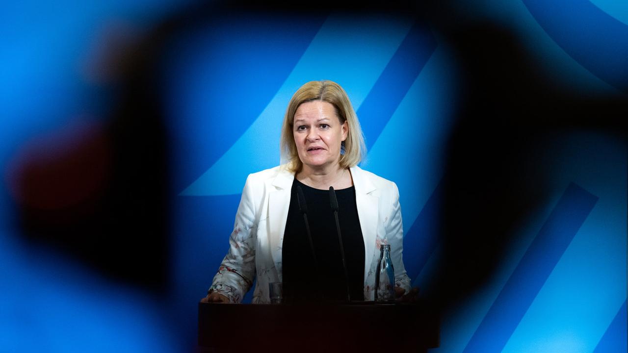 Nancy Faeser (SPD), Bundesministerin für Inneres und Heimat, vor blauen Hintergrund, steht an einem Rednerpult. Nancy Faeser (SPD), Bundesministerin für Inneres und Heimat, vor blauen Hintergrund, steht an einem Rednerpult.