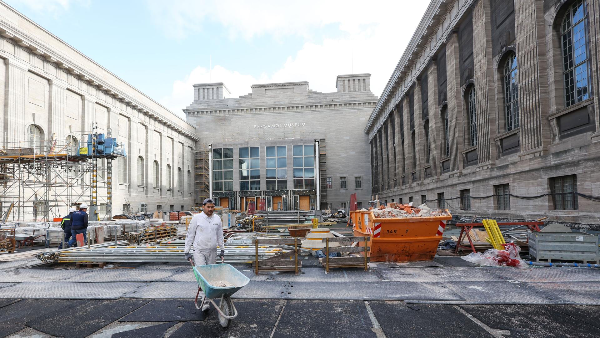 Dauerbaustelle Pergamonmuseum - Architekturexperte: Überteuerte ...