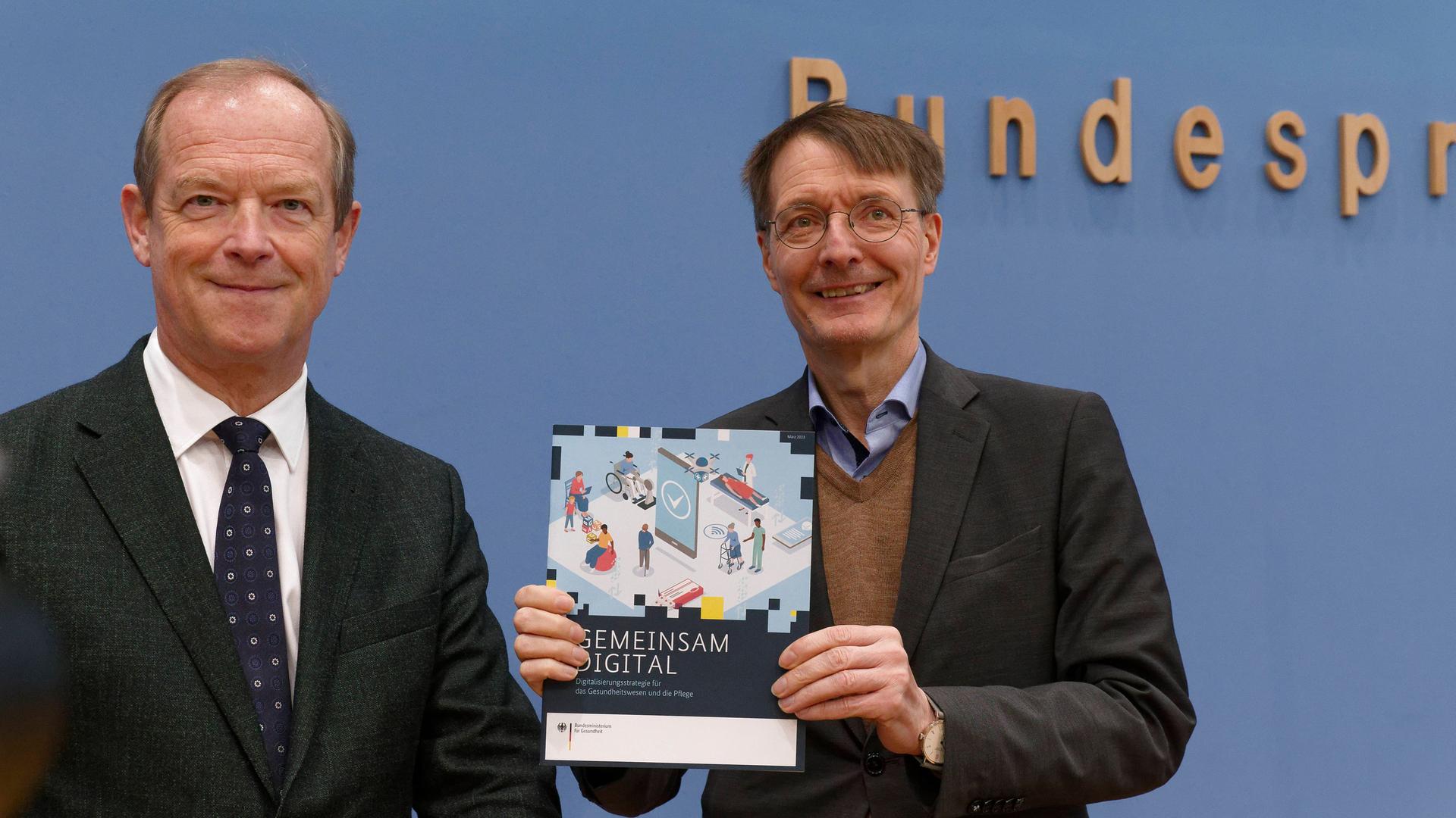 Bundesgesundheitsminister Karl Lauterbach (r.) (SPD) mit Michael Hallek, Vorsitzender des Sachverständigenrats zur Begutachtung der Entwicklung im Gesundheitswesen, bei der Vorstellung der digitalen Patientenakte in der Bundespressekonferenz. Bundesgesundheitsminister Karl Lauterbach (r.) (SPD) mit Michael Hallek, Vorsitzender des Sachverständigenrats zur Begutachtung der Entwicklung im Gesundheitswesen, bei der Vorstellung der digitalen Patientenakte in der Bundespressekonferenz.